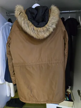 Chaquetón marrón con capucha y pelo