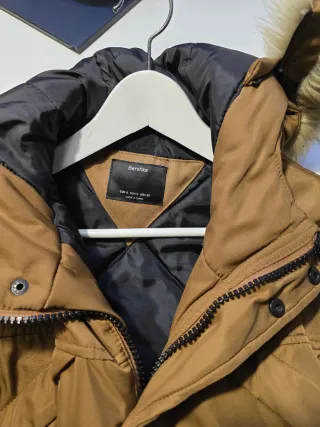 Chaquetón marrón con capucha y pelo