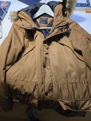 Chaquetón marrón con capucha y pelo