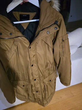 Chaquetón marrón con capucha y pelo