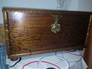 Baúl De Madera Tallado Color Avellana