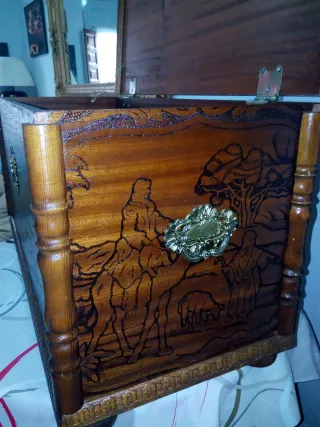 Baúl De Madera Tallado Color Avellana