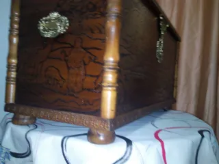 Baúl De Madera Tallado Color Avellana