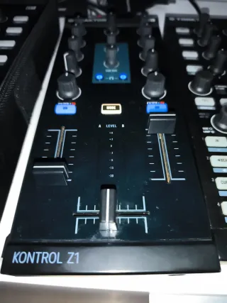 Controlador DJ Traktor Kontrol Z1