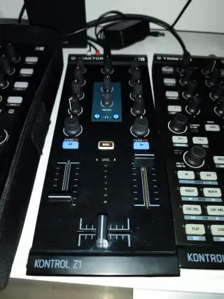 Controlador DJ Traktor Kontrol Z1