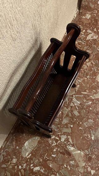 Revistero de madera y ratán