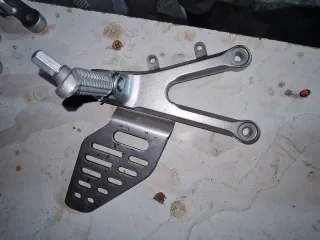 Estribos Delanteros Yamaha R6 2006