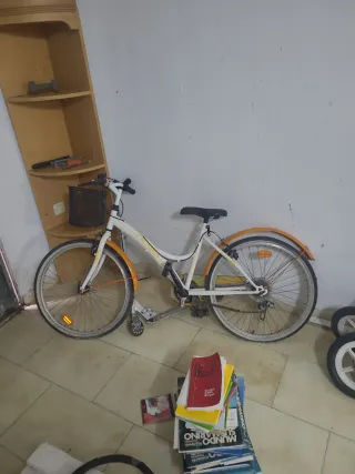 Bicicleta junior blanca y naranja