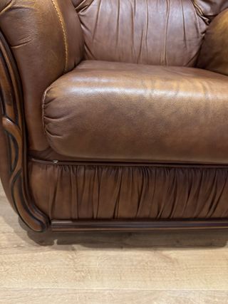 Sillón individual de piel marrón