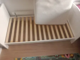 Cama infantil blanca con colchón