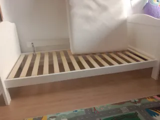 Cama infantil blanca con colchón