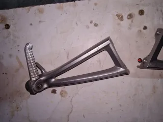 Estribos Traseros Yamaha R6 2006