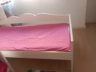 Cama infantil blanca con colchón