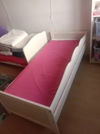 Cama infantil blanca con colchón