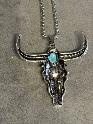 Collana teschio toro con pietra turchese