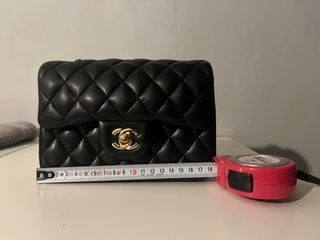 Bolso piel negro inspiración cadena dorada