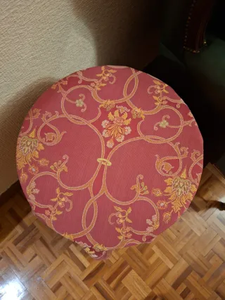 Mesa camilla pequeña con tela dorada y roja