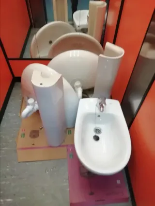 1 Lavabo + 1 bidé porcelana blanco. 15 € cada uno