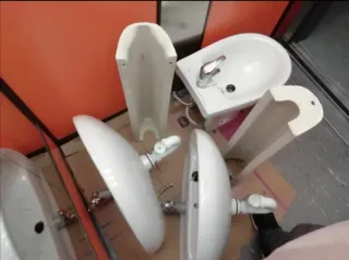 1 Lavabo + 1 bidé porcelana blanco. 15 € cada uno