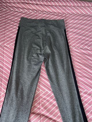 Mallas deportivas grises con banda lateral