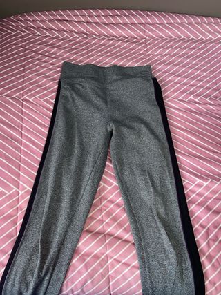 Mallas deportivas grises con banda lateral