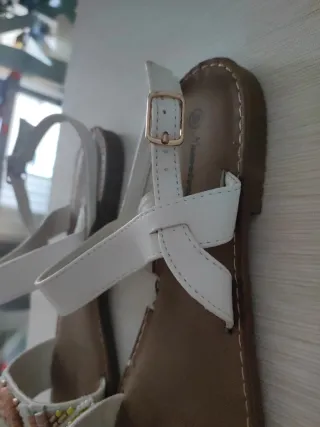 Sandalias blancas con adornos multicolor