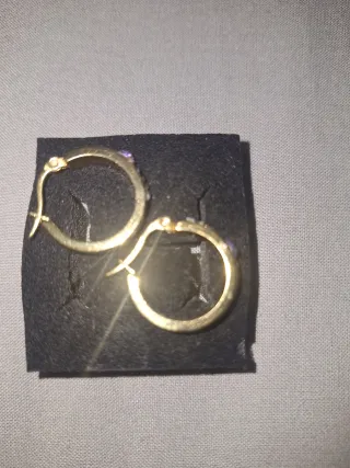 Pendientes color en oro con piedra morada