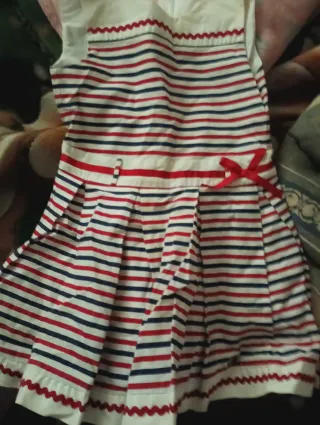 Vestido de rayas rojas, blancas y azules