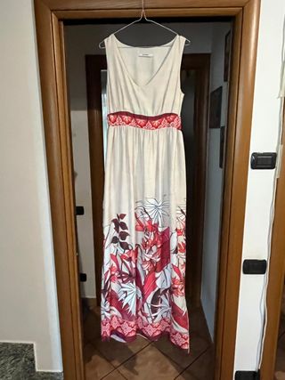 Abito lungo beige con fantasia floreale rossa