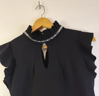 Vestido negro cuello joya y volantes Talla M