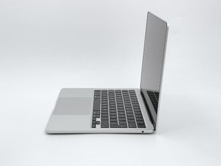 MacBook Air 13" (2022) Apple M2 8 CPU/8 GPU núcleos - SSD 256GB - 8GB RAM - Plata