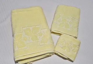 Juego de toallas amarillas con diseño floral