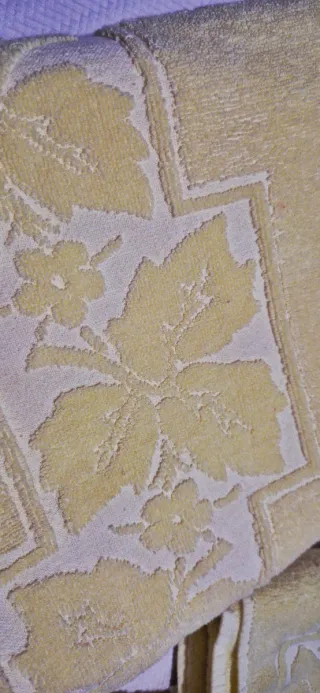 Juego de toallas amarillas con diseño floral