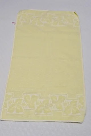 Juego de toallas amarillas con diseño floral