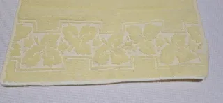 Juego de toallas amarillas con diseño floral