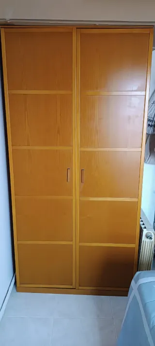 Armario de madera marrón