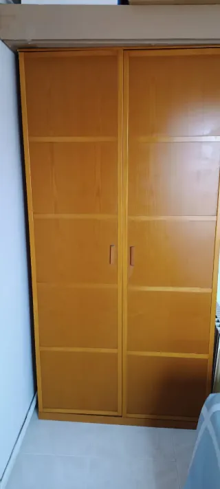 Armario de madera marrón