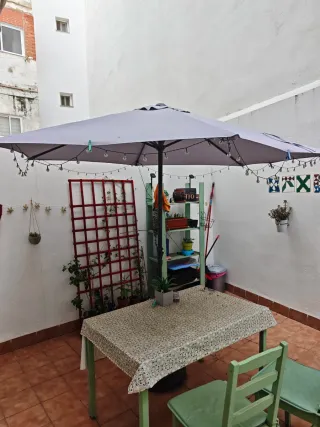 Sombrilla de jardín gris con estructura en negro