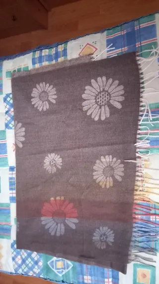 Chal de mujer con estampado floral