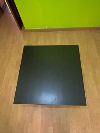 Mesa de centro negra con estante