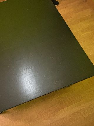 Mesa de centro negra con estante