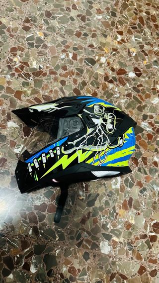 Casco de moto off-road con diseño