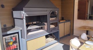 Barbacoa de obra con horno y encimera