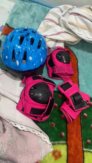 Patines, casco y protecciones de niña