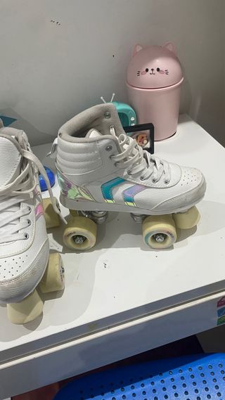 Patines, casco y protecciones de niña