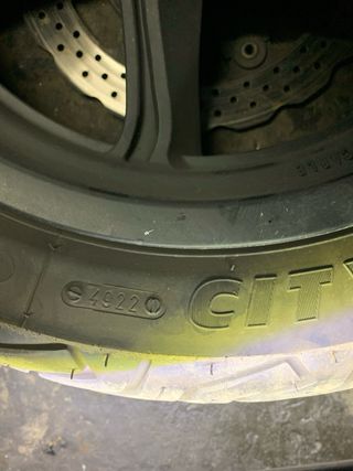 Kymco Superdink 120/80/14 llanta y neumático