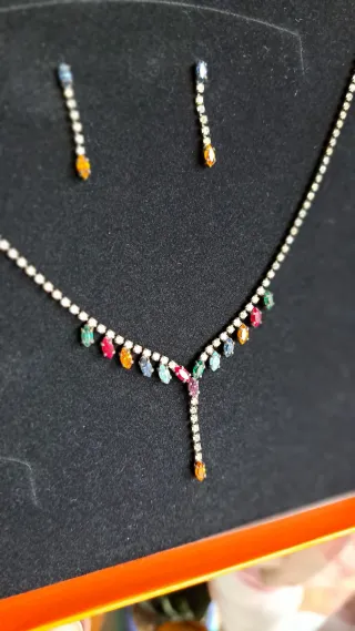 Conjunto collar y pendientes pedrería colores