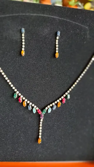Conjunto collar y pendientes pedrería colores