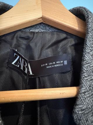 Abrigo ZARA gris tipo levita – elegante y atempora