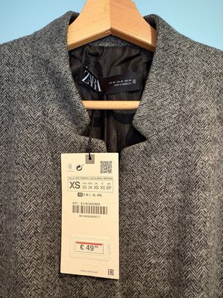 Abrigo ZARA gris tipo levita – elegante y atempora